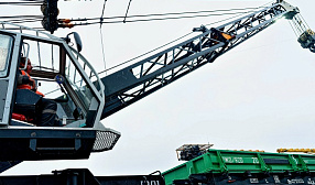 Михайловский ГОК пополнил парк техники новым железнодорожным краном