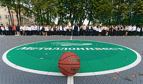 Металлоинвест построил современную баскетбольную площадку в Железногорске